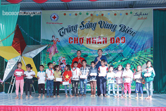 Lãnh đạo Trung ương Hội Chữ thập đỏ Việt Nam và huyện Yên Châu trao tặng học bổng