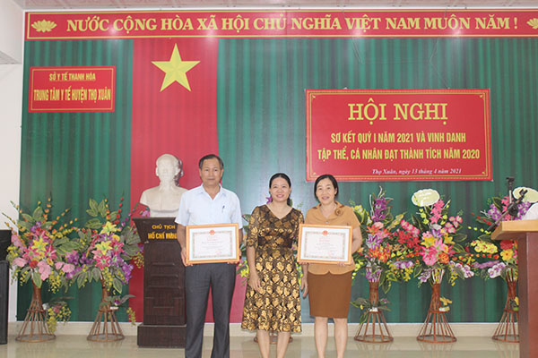 Giám đốc và tập thể TTYT huyện Thọ Xuân được Bộ trưởng Bộ y tế tặng bằng khen vì đã đạt thành tích xuất sắc trong công tác phòng, chống dịch Covid – 19.