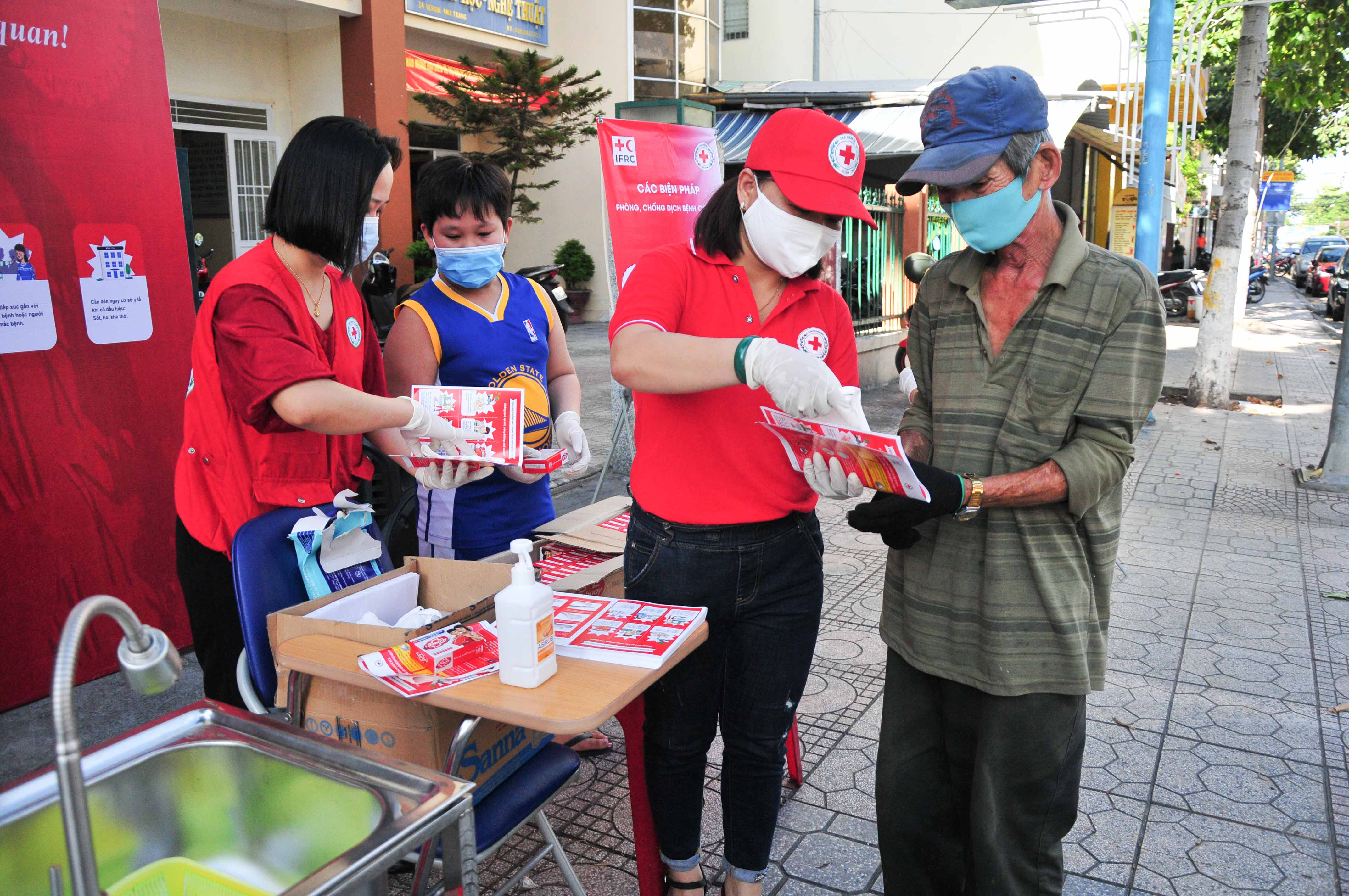 Hội Chữ thập đỏ tỉnh Khánh Hòa: Phát khẩu trang, xà phòng diệt khuẩn miễn phí cho người dân Thứ Ba, 04/08/2020, 15:55 [GMT+7]