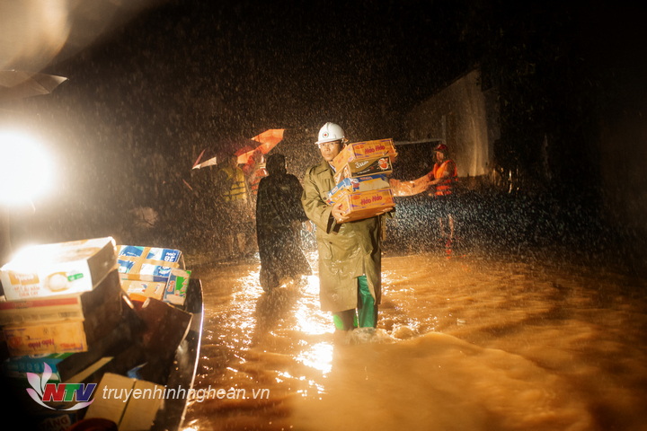 Hội Chữ thập đỏ tỉnh Nghệ An cứu trợ khẩn cấp vùng ngập nặng