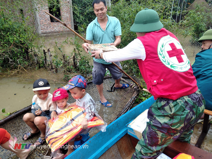 Hội Chữ thập đỏ tỉnh Nghệ An cứu trợ khẩn cấp vùng ngập nặng 1