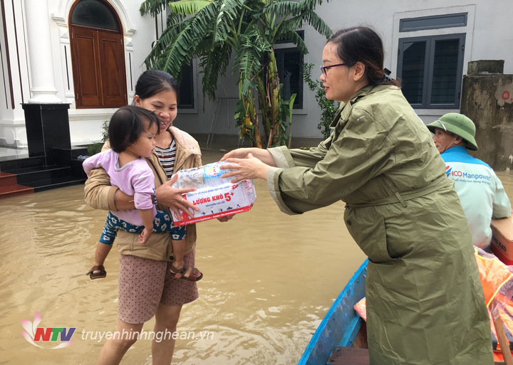 Hội Chữ thập đỏ tỉnh Nghệ An cứu trợ khẩn cấp vùng ngập nặng 2