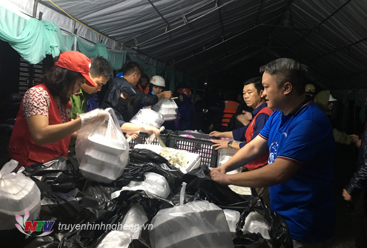 Hội Chữ thập đỏ tỉnh Nghệ An cứu trợ khẩn cấp vùng ngập nặng 4