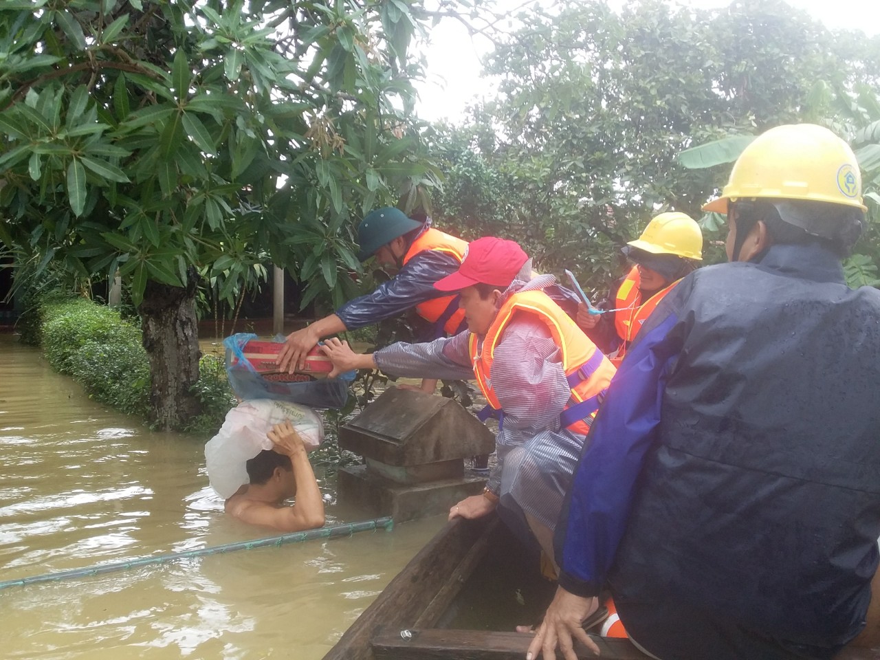 Hội Chữ thập đỏ tỉnh Quảng Bình: Triển khai cứu trợ nhân dân từ nguồn hàng viện trợ của Trung ương Hội Chữ thập đỏ Việt Nam. 