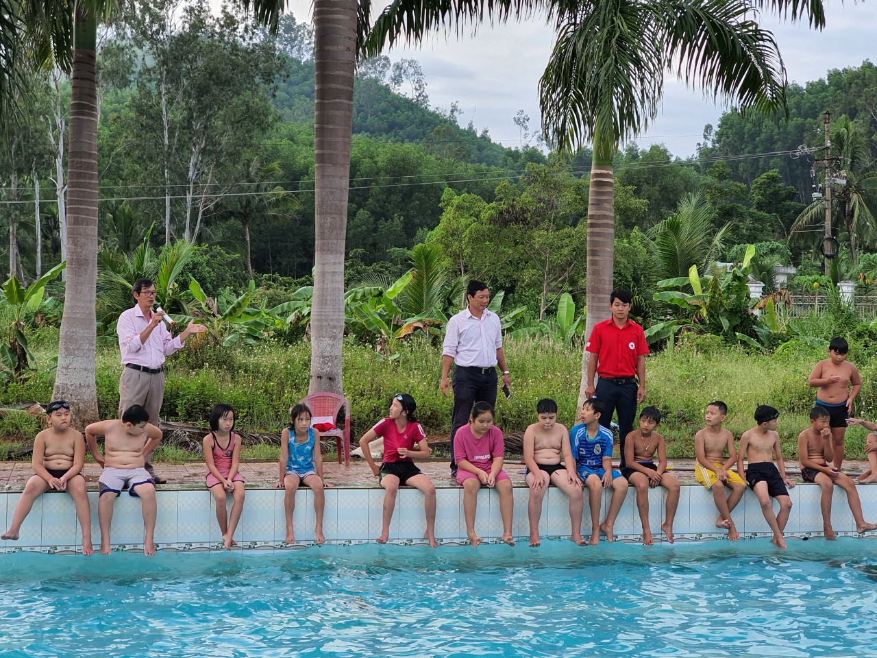 Hội CTĐ Hoài Ân: Bế giảng lớp dạy bơi miễn phí cho trẻ em 1