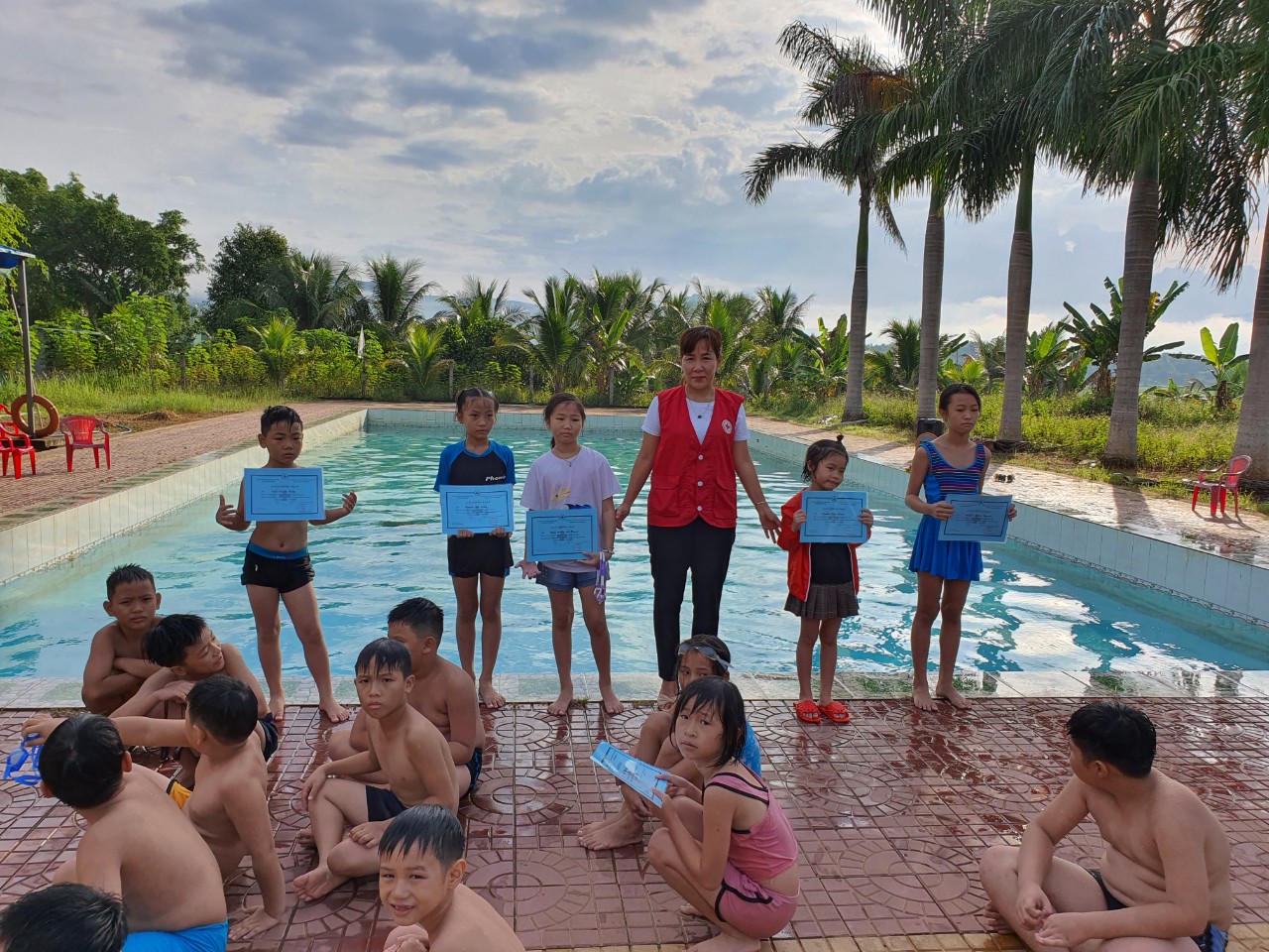Hội CTĐ Hoài Ân: Bế giảng lớp dạy bơi miễn phí cho trẻ em 2