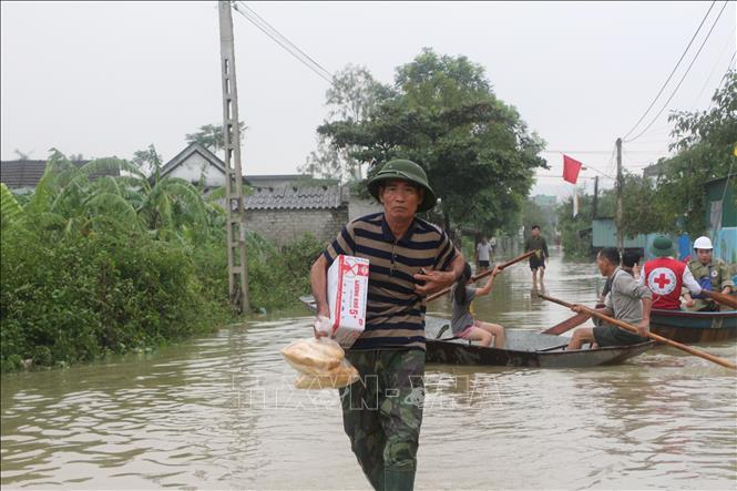 Nỗ lực giúp người dân vùng lũ huyện Hưng Nguyên, Nghệ An