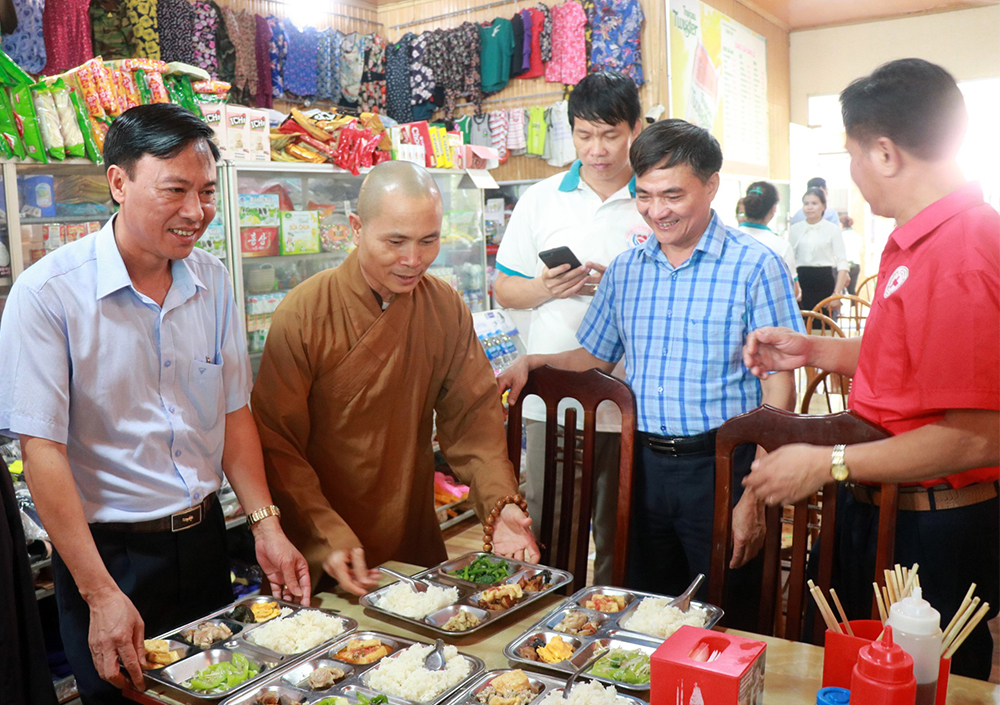 Mô hình “Cơm trưa miễn phí” cho học sinh và bệnh nhân nghèo ở Thanh Thủy