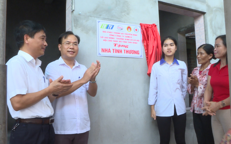 Thái Bình: Bàn giao nhà tình thương cho học sinh nghèo
