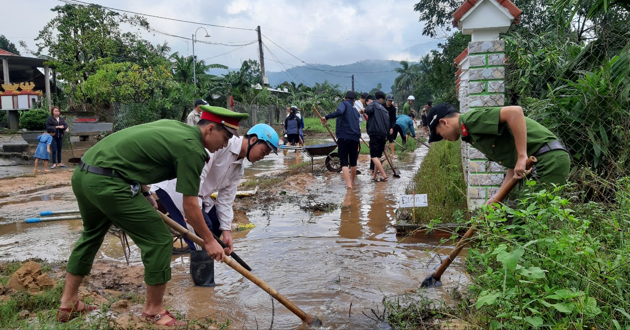 Thừa Thiên Huế: Nhiều hoạt động hỗ trợ, khắc phục hậu quả bão lụt 6