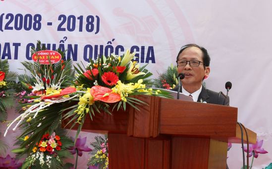 ảnh 1. Thầy Đỗ Bá Mười hiệu trưởng nhà trường phát biểu