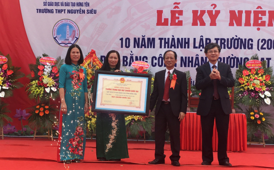 ảnh 2.Ban giám hiệu nhà trường nhận Bằng đạt chuẩn Quốc gia