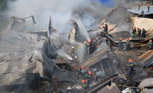Gần trăm cảnh sát leo mái tôn sập dập hỏa hoạn