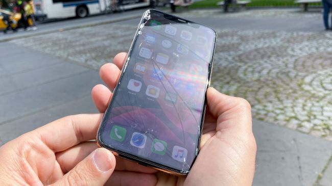 iPhone11: Màn hình iPhone 11 Pro vỡ nát sau cú rơi nhẹ bên thềm Apple Store