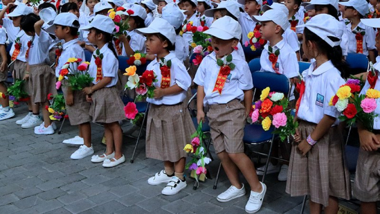 khoanh-khac-bo-ngo-cua-tre-lop-1-trong-ngay-khai-giang-12