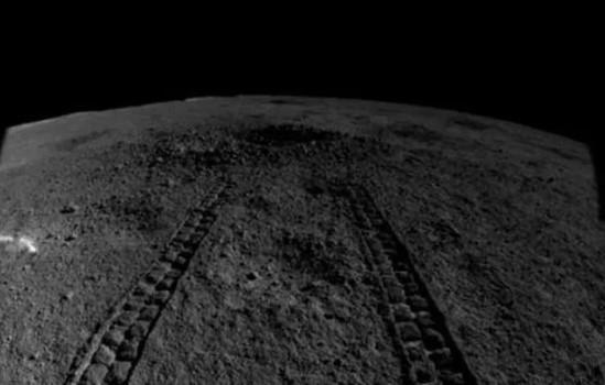Robot tự hành của TQ phát hiện khoáng chất lạ trên Mặt Trăng