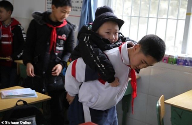 Trung Quốc: Cậu bé 12 tuổi 6 năm liền cõng bạn tới trường