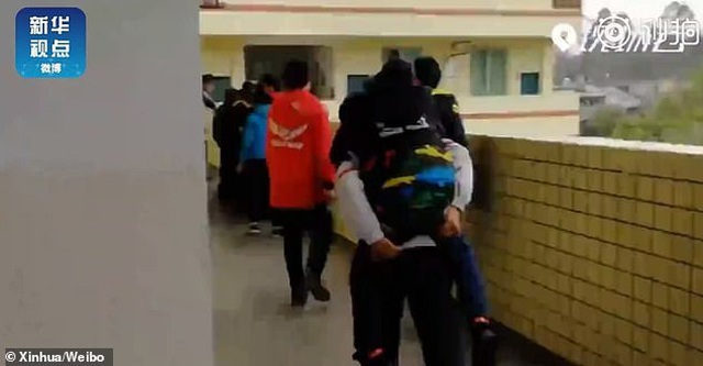 Trung Quốc: Cậu bé 12 tuổi 6 năm liền cõng bạn tới trường