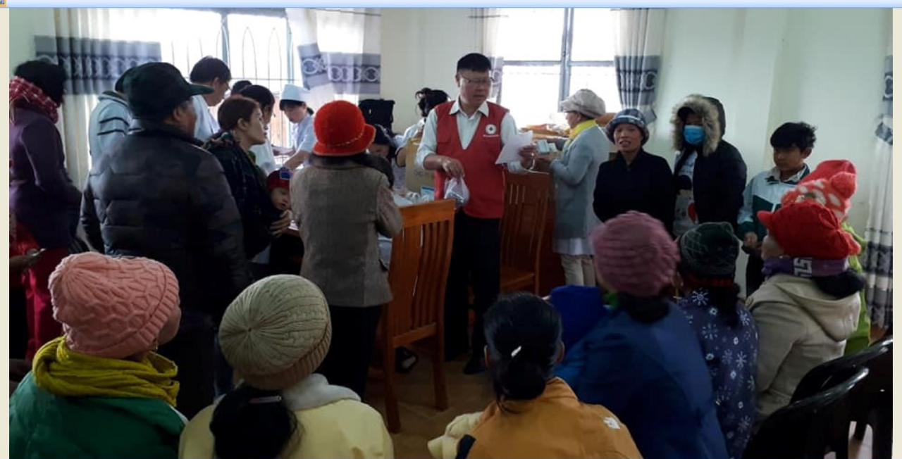 1. Một góc quang cảnh buổi xẻ chia quà và khám chữa bệnh cho người nghèo tại huyện Lạc Dương