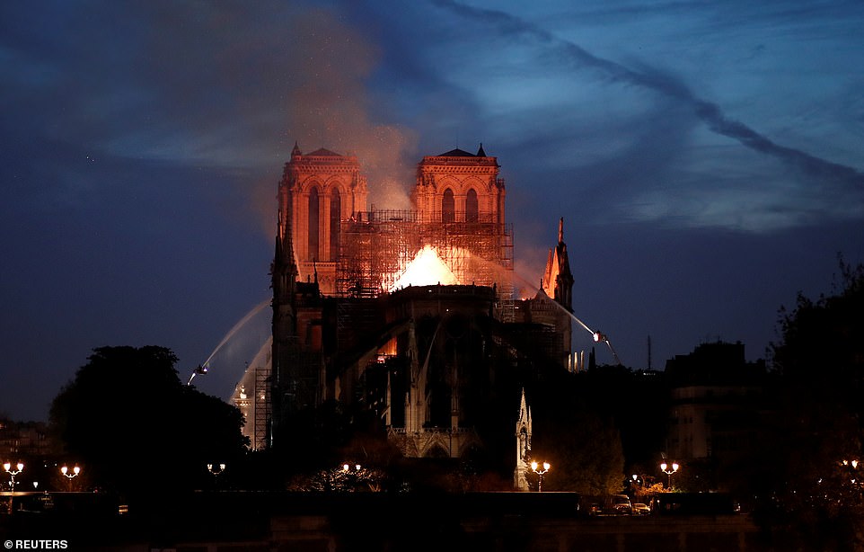 12313102-6925015-Smoke_continues_to_billow_into_the_Paris_sky_this_evening_as_fir-a-267_1555358965391 (1)