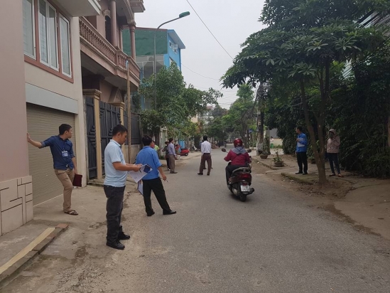 Chia sẻ với chúng tôi, ông Nguyễn Tất Thiện - Chủ tịch UBND phường cho biết: Trước lúc ra quân, phường đã huy động toàn bộ lực lượng và các ban, ngành, đoàn thể vận động tuyên truyền để người dân ký cam kết thực hiện công tác bảo đảm trật tự đô thị, giải tỏa hành lang an toàn giao thông theo tinh thần chỉ đạo của thành ủy Vinh. Qua đó, phường tiến hành vận động 3.700 hộ dân trên 34 tuyến đường ký cam kết không lấn chiếm vỉa hè để kinh doanh buôn bán, tự tháo dỡ những công trình vi phạm hành lang an toàn giao thông; thực hiện việc đổ rác đúng giờ, đúng nơi quy định. Sau thời gian vận động ký cam kết, nếu hộ dân nào không chấp hành thì từ ngày 15/4/2017, phường sẽ tiến hành cưỡng chế giải tỏa theo quy định. Hơn một tháng ra quân với tinh thần không quản khó khăn, mưa nắng, làm bằng được, làm triệt để, phường đã triển khai 20 lượt ra quân giải tỏa hành lang an toàn giao thông và trật tự đô thị; xử lý 9 trường hợp vi phạm với số tiền xử phạt là 1.950.000 đồng; tạm giữ 36 biển quảng cáo đặt trên vỉa hè, lòng đường không đúng quy định và tiến hành tháo dỡ 15 ốt tạm lấn chiếm lòng đường bê-tông nội khối; tháo dỡ 245 bậc lên xuống công trình nhà ở tư nhân, cơ quan, đơn vị chiếm dụng vỉa hè, đập bỏ vỉa cho xe lên xuống vỉa hè… Ông Nguyễn Tất Thiện nhấn mạnh: giành lại vỉa hè cho người đi bộ và giữ vững trật tự đô thị là một công việc hết sức khó khăn, phức tạp và đòi hỏi phải mất nhiều thời gian, vì là một phường trung tâm có mật độ dân cư cao, mật độ tham gia giao thông tấp nập nên việc buôn bán rất sôi động. Bên cạnh đó, trên địa bàn phường có nhiều tuyến đường, như Nguyễn Văn Cừ, Hồ Tùng Mậu, Võ Văn Hiến, Võ Thị Sáu,… các hộ gia đình ở đây là đất thổ cư, quá trình xây dựng đường, mương thoát nước trước đây cũng như việc thực hiện giải phóng mặt bằng thiếu đồng bộ, không dứt điểm; các hộ này cơ bản đã được cấp giấy chứng nhận quyền sử dụng đất lên một phần diện tích vỉa hè. Vì vậy, để giành lại vỉa hè cho người đi bộ, lập lại trật tự cảnh quan đô thị và xây dựng phường văn minh hiện đại, phường rất cần sự hỗ trợ, cảm thông, giúp đỡ cuả người dân cũng như sự phối kết hợp thường xuyên giữa các cơ quan, ban, ngành.