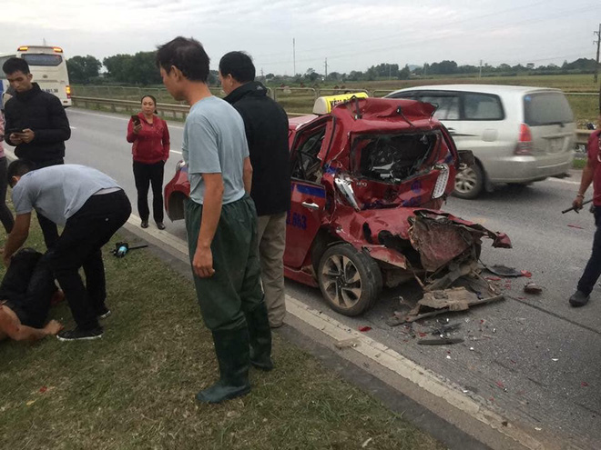 tai xe bi tong lien tiep tren cao toc ha noi thai nguyen