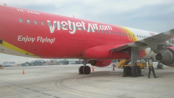 vietjet air len tieng ve thong tin may bay no lop o san bay tan son nhat