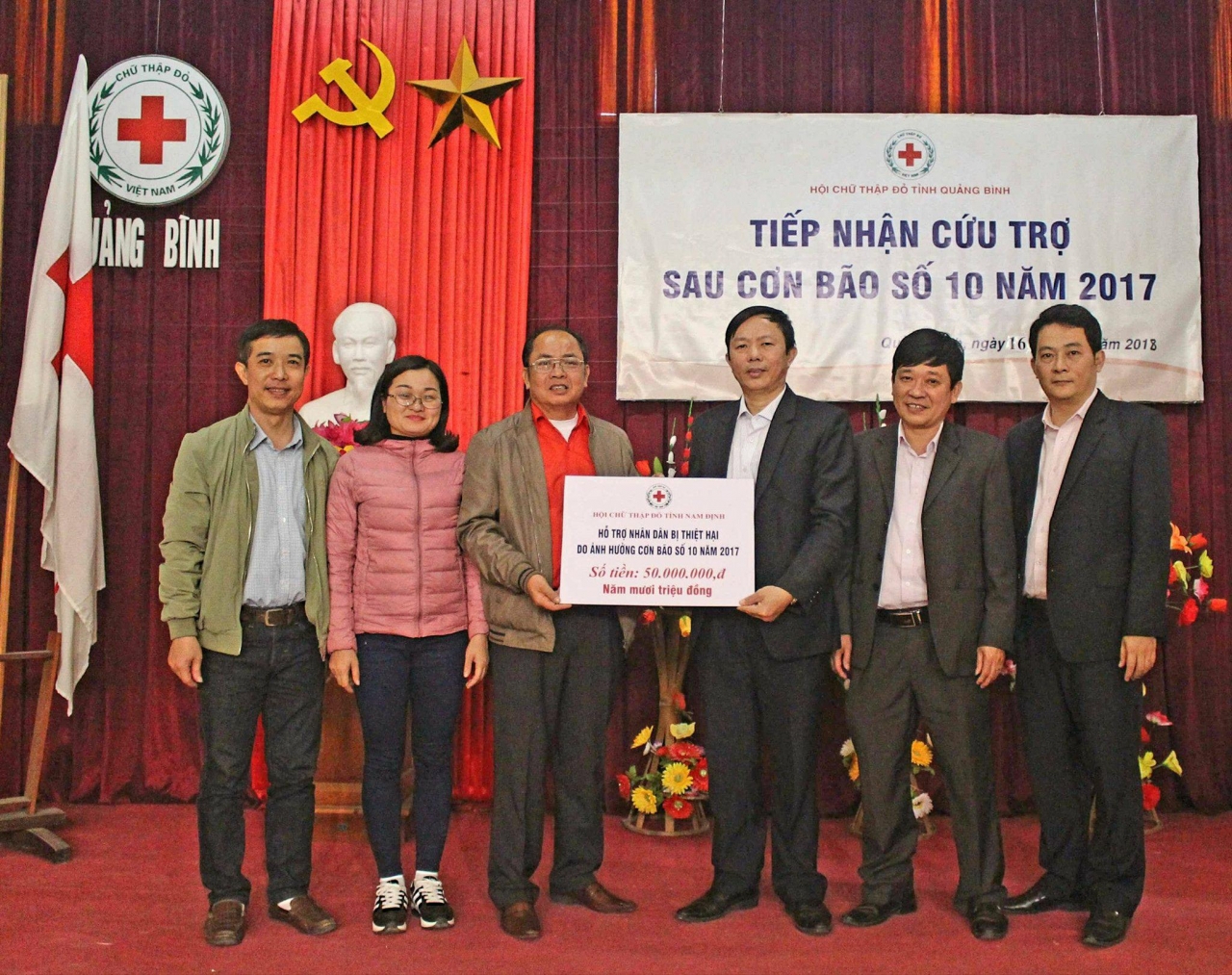 Ông Vũ Minh Châu, Chủ tịch Hội Chữ thập đỏ (CTĐ) tỉnh Nam Định dẫn đầu đoàn công tác vào thăm và tặng quà giúp đỡ nhân dân tỉnh Quảng Bình