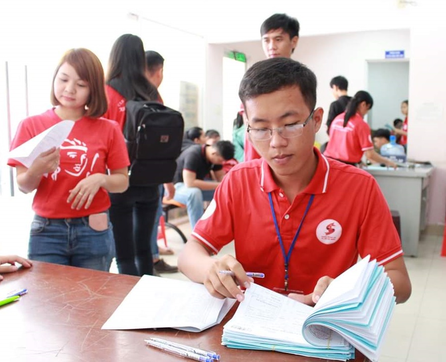 ANH 2Chủ nhiệm CLB Hành trình Đỏ TPHCM đang tổng hợp lại số lượng người tham gia hiến máu trong một chương trình của CLB.