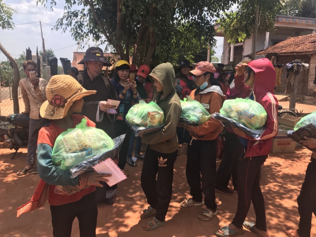 Bà con vùng khó trân trọng những món quà ý nghĩa