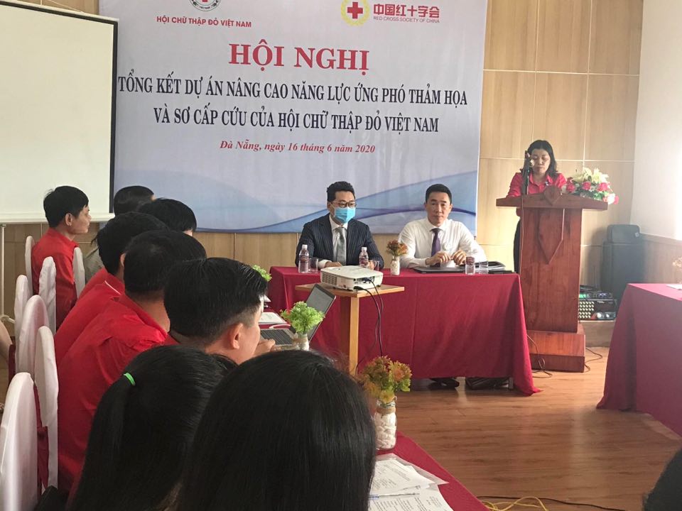 Bà Lê Thị Như Hồng, Chủ tịch Hội Chữ thập đỏ thành phố Đà Nẵng phát biểu tại hội nghị