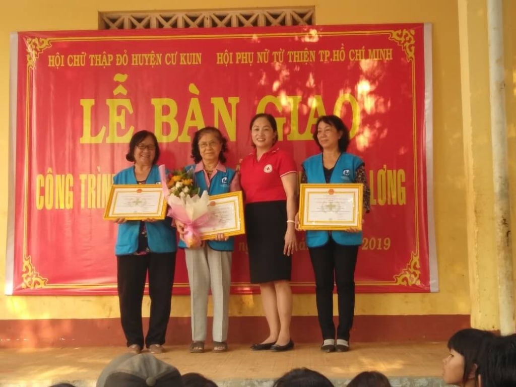 bà Nguyễn Thị Phi Thảo - Chủ tịch Hội Chữ thập đỏ tỉnh tặng tấm lòng vàng cho nhà tài trợ