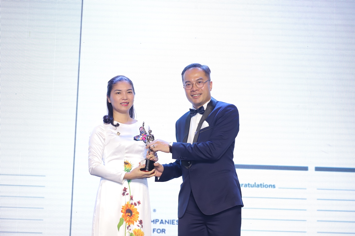 Bà Trần Thị Mỹ Hạnh - Phó TGĐ Tập đoàn Sun Group, đại diện nhận giải thưởng Top 50 doanh nghiệp có môi trường làm việc tốt nhất châu Á 2019 từ ông William Ng, Tổng biên tập tạp chí HR Asia