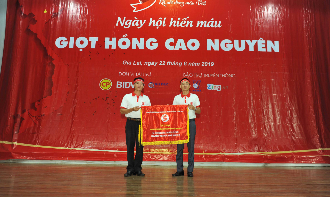 Ban tổ chức Hành trình đỏ Trung ương tặng cờ lưu niệm cho Ban tổ chức tỉnh Gia Lai