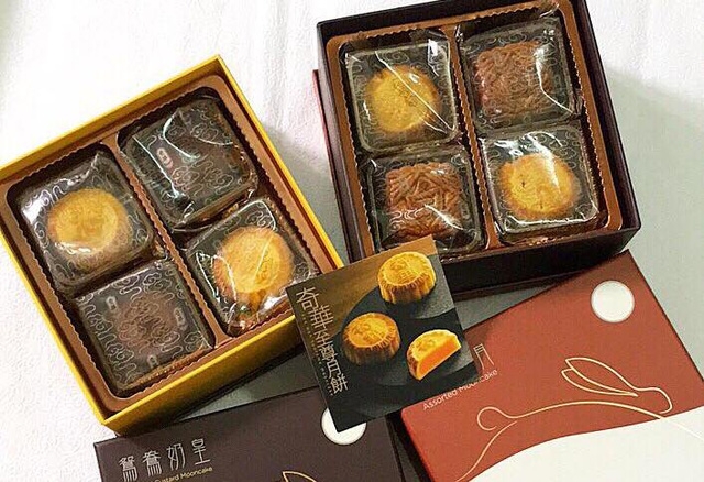 Buôn bánh trung thu xách tay, lãi 300 triệu đồng/tháng