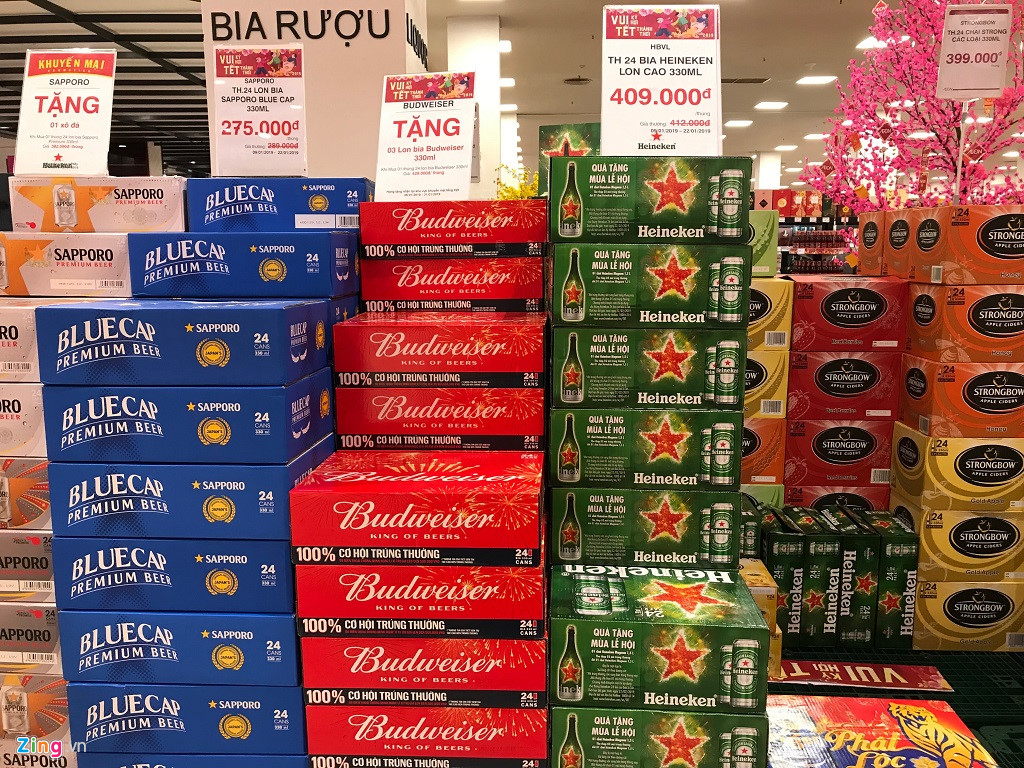 Bia rục rịch tăng giá trước Tết, người Sài Gòn lo mua sớm dự trữ