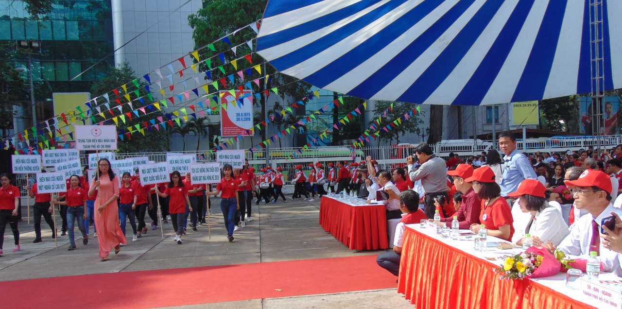 Các tình nguyện viên tham gia diễu hành hưởng ứng “Tháng nhân đạo” năm 2019. Ảnh Ngọc Huệ