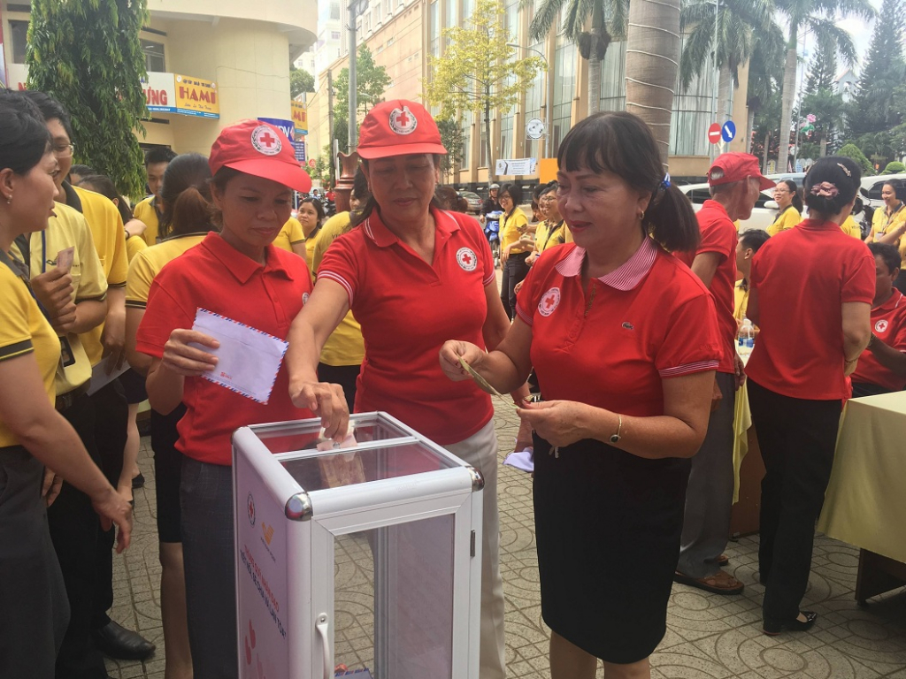 Cán bộ, hội viên Chữ thập đỏ  tham gia tiên phong bỏ tiền vào thùng quỹ nhân đạo