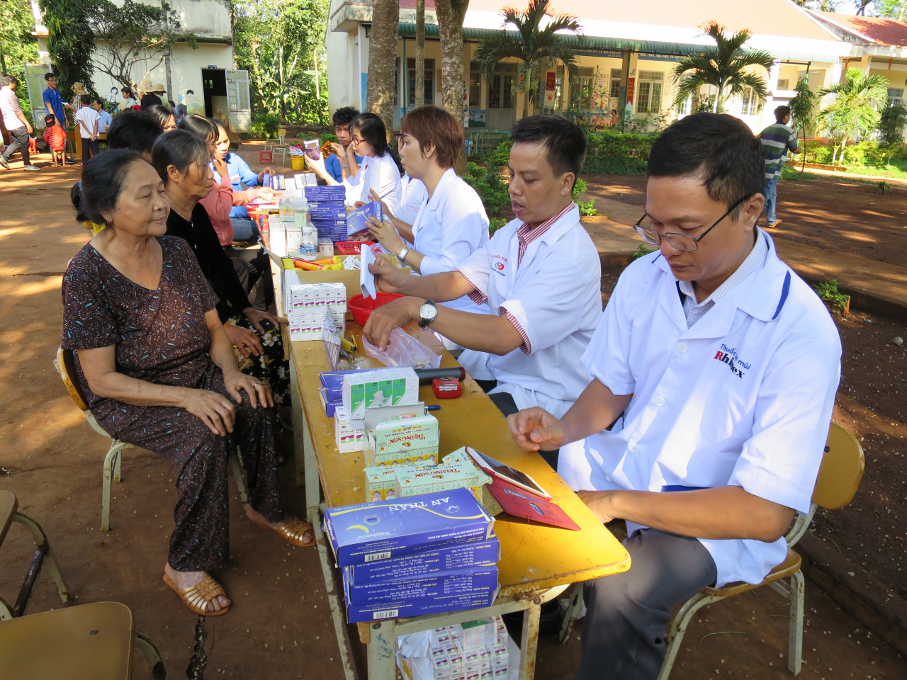 cấp thuốc cho người dân