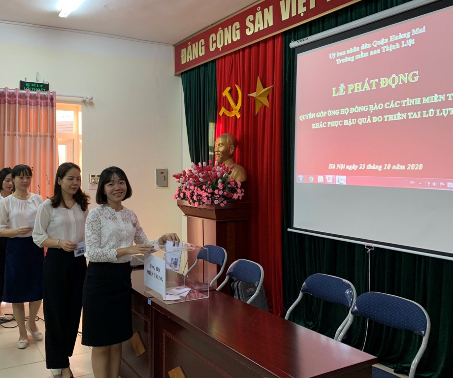 Cô giáo Trần Thanh Xuân quyên góp, ủng hộ đồng bào Miền Trung