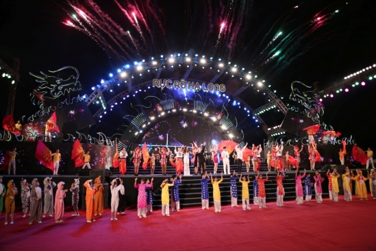 soi-dong-hoanh-trang-ruc-ro-ha-long-2017