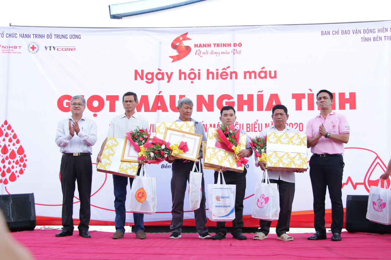 hinh8-giot-mau-nghia-tinh-tinh-ben-tr-thu-hut-nhieu-nguoi-nuoc-ngoai-tham-gia