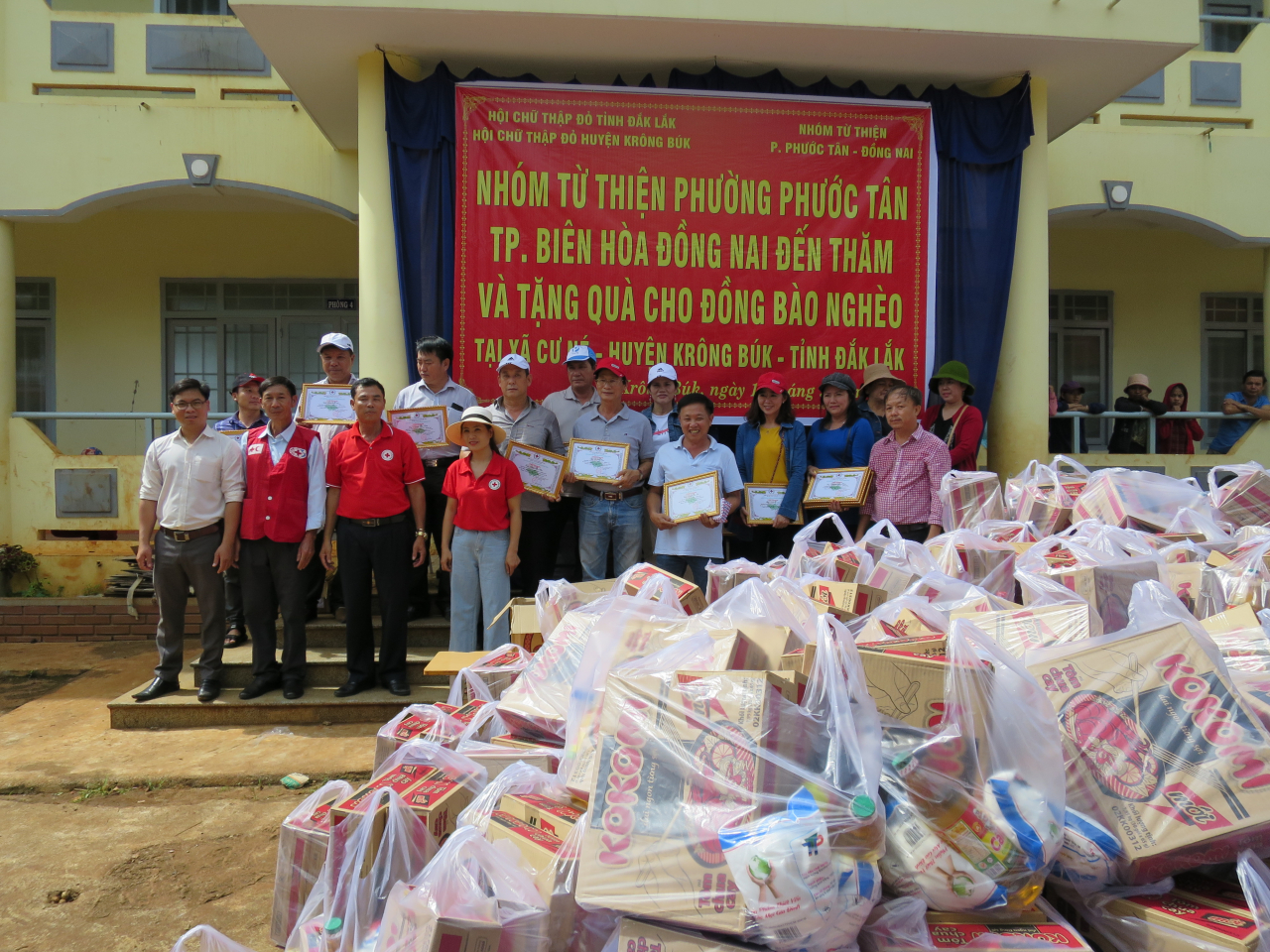Hội Chữ thập đỏ huyện tặng tấm lòng vàng cho các nhà tài trợ