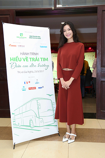 Ngọc Thanh Tâm – Hoa hậu Thùy Dung trao quà cho trẻ nghèo
