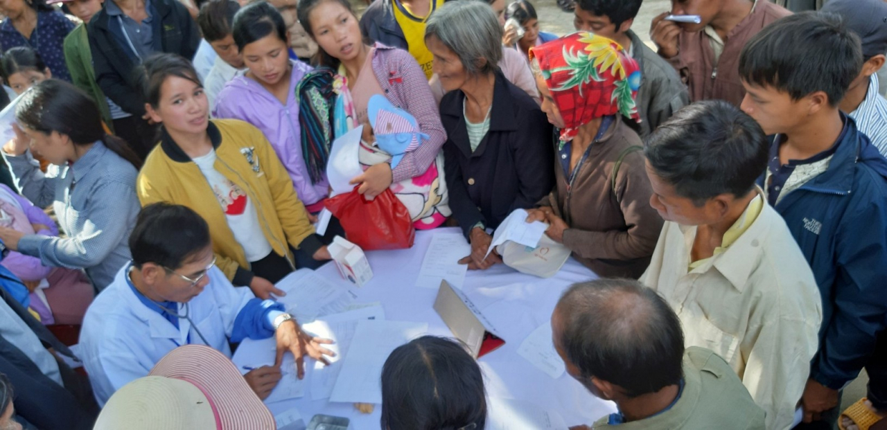 Khám bệnh cho bà con nghèo vùng khó