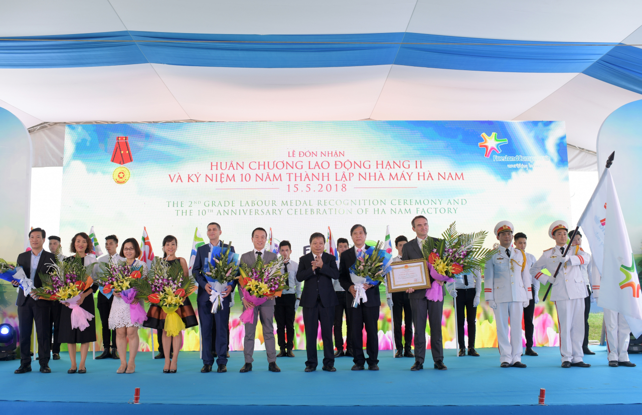 FrieslandCampina-viet-nam-don-nhan-huan-chuong-lao-dong-hang-nhi