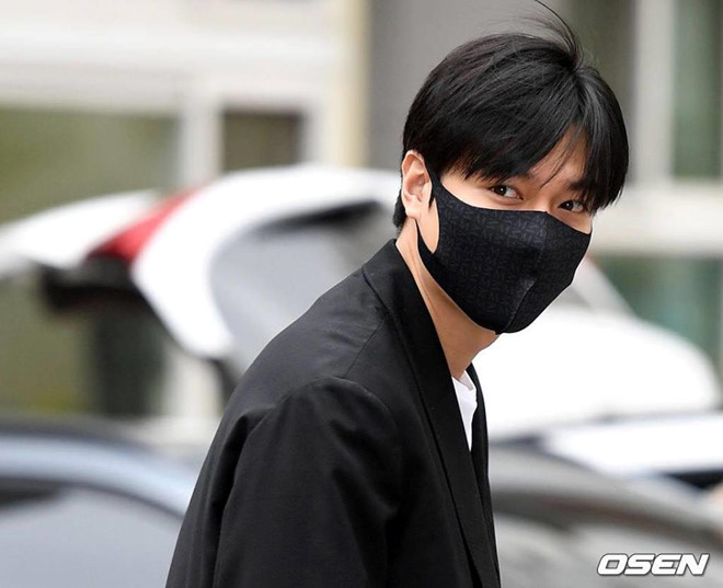 Lee Min Ho đeo khẩu trang che nửa mặt trong ngày xuất ngũ