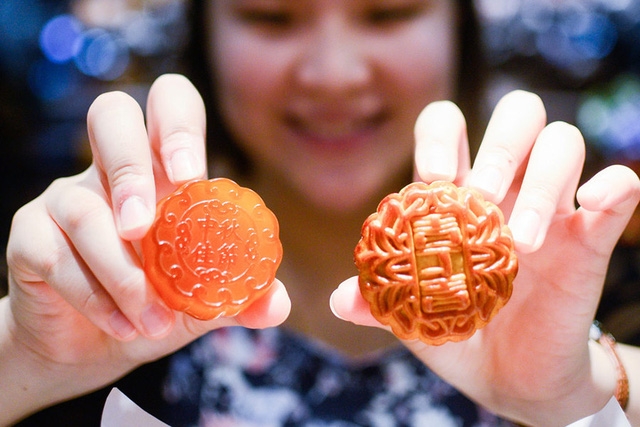 Ngon mắt những chiếc bánh trung thu từ... vàng ròng, ngọc bích