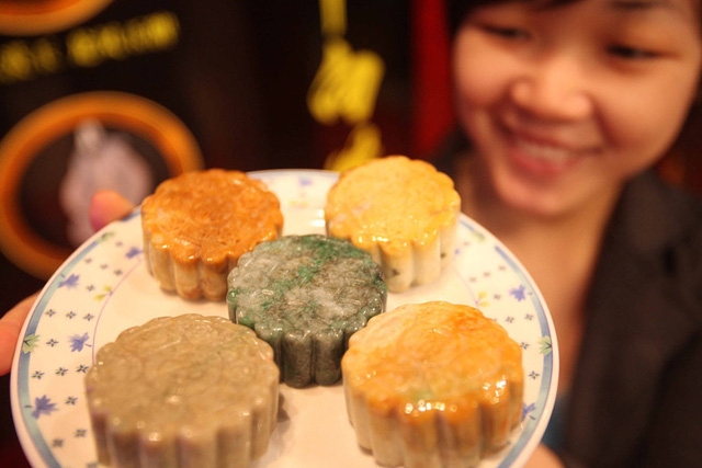 Ngon mắt những chiếc bánh trung thu từ... vàng ròng, ngọc bích
