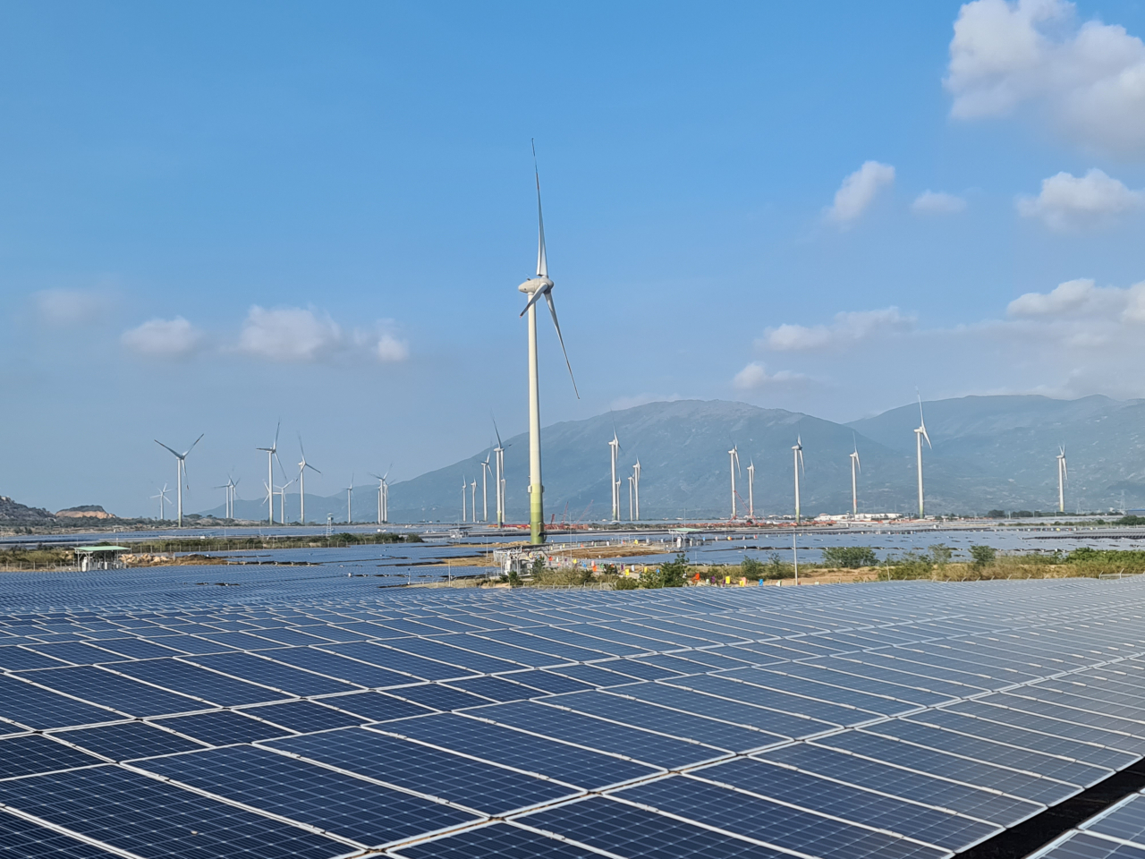 Một góc nhà máy điện gió và điện mặt trời Trungnam tại huyện Thuận Bắc, tỉnh Ninh Thuận.
